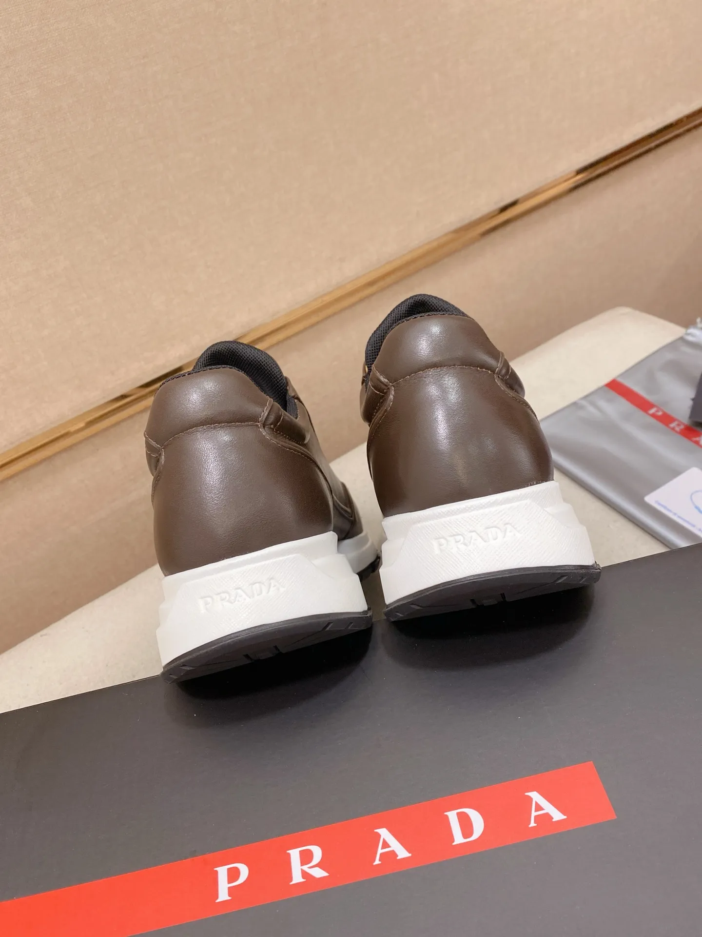 Factory price 600💰 ✔️✔️✔️High version High-quality new PRADA counters are on the market at the same time. The new men's shoes and 😘fabrics are selected from first-layer cowhide and are made by pure handicrafts. Lining: Full cowhide lining. 👍🏿 High-end ☄️ air-cushion molded anti-slip rubber outsole, exquisite lines, simple and elegant, comfortable and high-end for leisure travel. Code number: 38 to 45